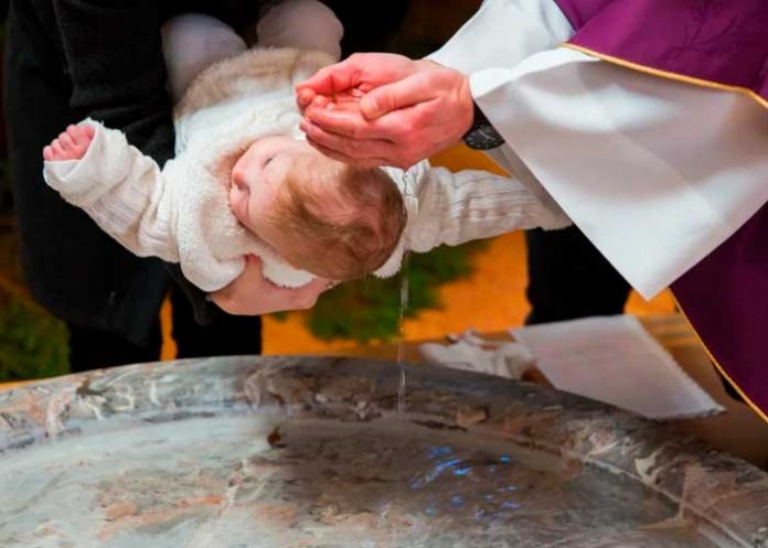 Párroco de Phoenix renuncia por bautizar erróneamente por décadas