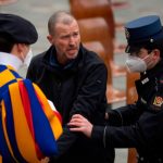 Hombre interrumpe al papa Francisco durante su intervención semanal Hombre interrumpe al papa Francisco durante su intervención semanal