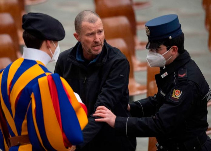 Hombre interrumpe al papa Francisco durante su intervención semanal