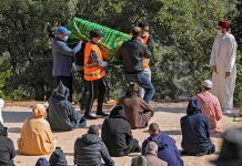 Entierran al niño que murió en un pozo en Marruecos