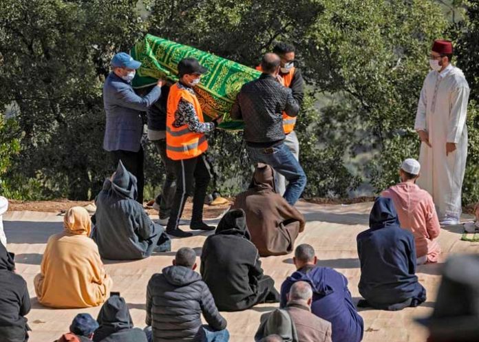 Entierran al niño que murió en un pozo en Marruecos