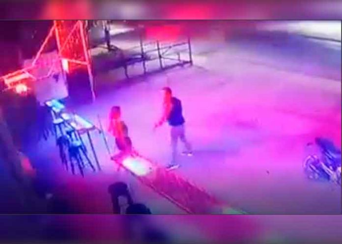 ¡Cobarde agresor! Golpea a mujer con casco en restaurante de Chontales