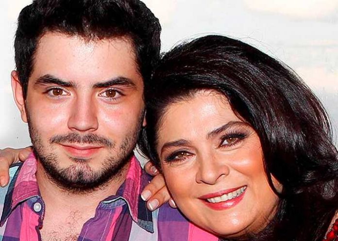 Victoria Ruffo y su hijo bailan igual