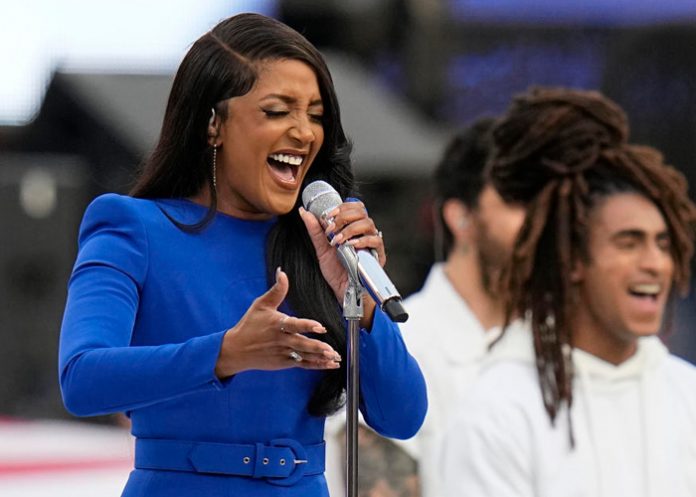 4 Tremendo error en el Super Bowl al momento de cantar el himno de EEUU