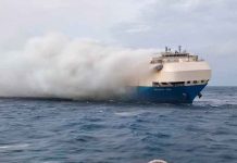 Buque incendiado en el Atlántico