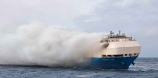 Buque incendiado en el Atlántico