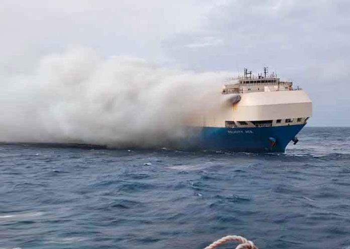 Buque incendiado en el Atlántico