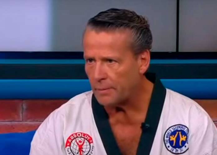 Alfredo Adame da clase de artes marciales en televisión