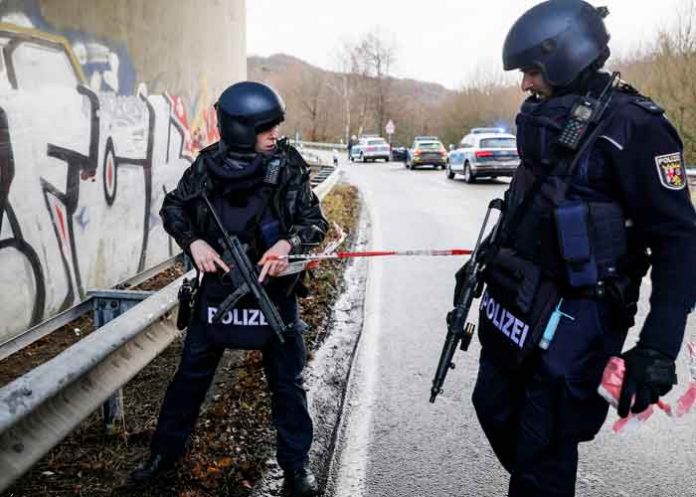 4.2 Dos policías en Alemania son asesinados en un control de tráfico