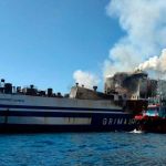 Rescatan vivo a tripulante de ferry incendiado en Grecia Ferry incendiado en isla de Grecia