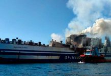 Rescatan vivo a tripulante de ferry incendiado en Grecia Ferry incendiado en isla de Grecia