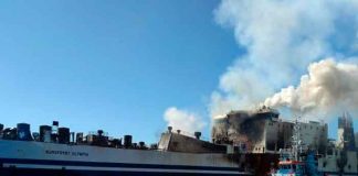 Ferry incendiado en isla de Grecia
