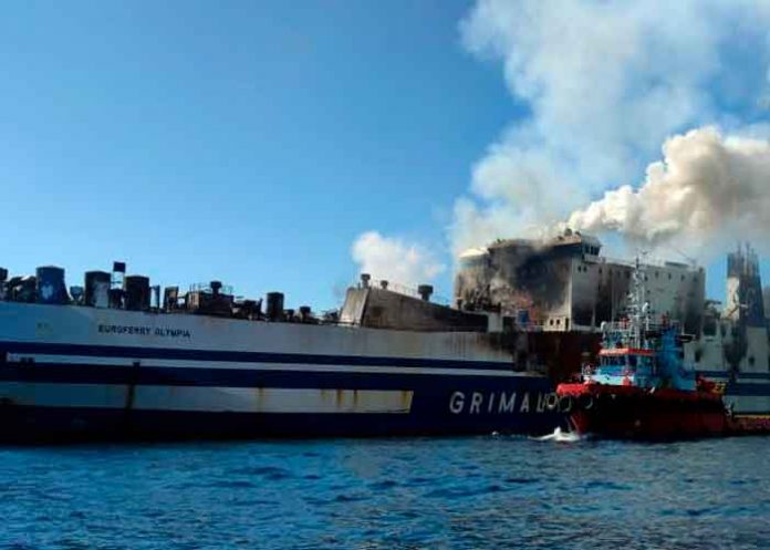 Ferry incendiado en isla de Grecia