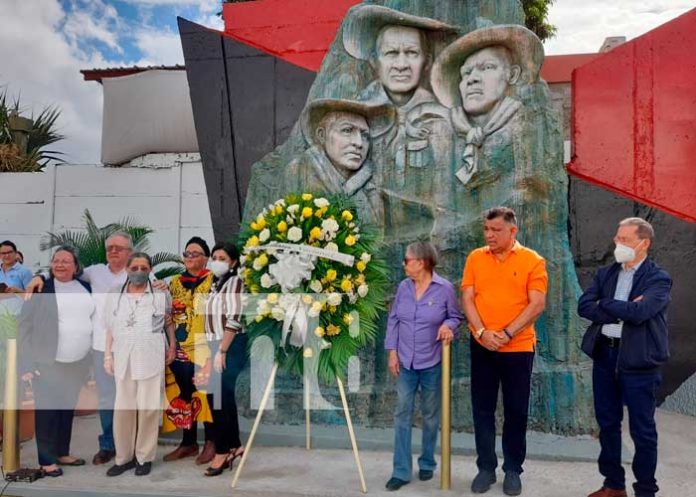 Ofrenda floral en honor a Sandino por parte de la Asamblea Nacional