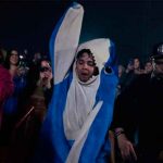 Cumple su sueño de bailar vestido de tiburón en concierto de Bad Bunny