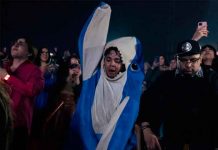 Cumple su sueño de bailar vestido de tiburón en concierto de Bad Bunny Cumple su sueño de bailar vestido de tiburón en concierto de Bad Bunny