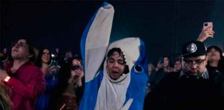 Cumple su sueño de bailar vestido de tiburón en concierto de Bad Bunny