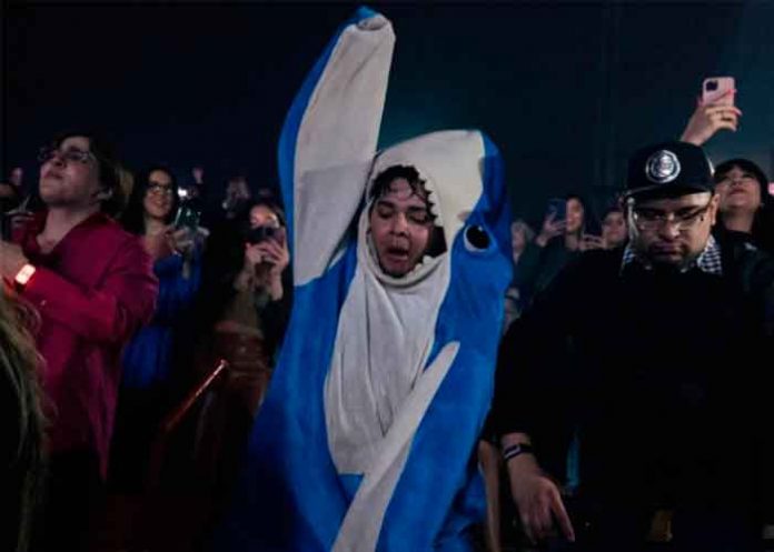 Cumple su sueño de bailar vestido de tiburón en concierto de Bad Bunny