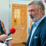 Alec Baldwin podría quedar libre de cargos por tragedia en película Rust