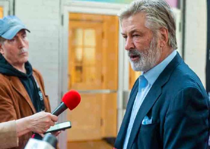 Alec Baldwin podría quedar libre de cargos por tragedia en película Rust
