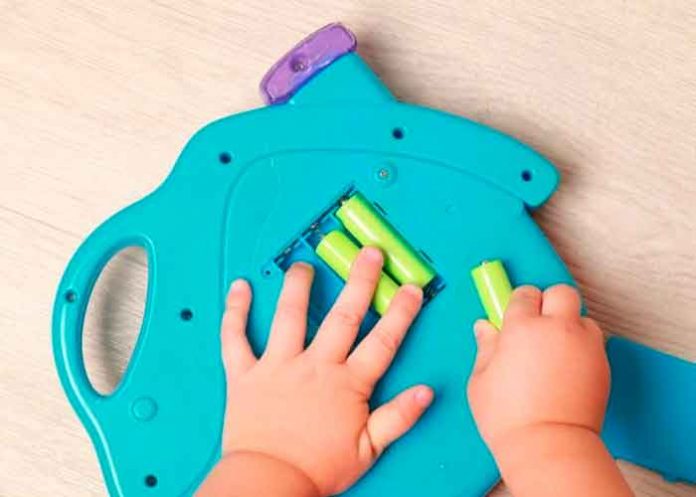 De impacto: Bebé muere luego de tragarse la batería de un juguete