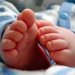 Niña violada por su padre es obligada a abandonar a su bebé en Bolivia Bebé es abandonado en una caja de cartón en Bolivia