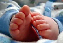 Niña violada por su padre es obligada a abandonar a su bebé en Bolivia Bebé es abandonado en una caja de cartón en Bolivia
