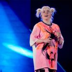 Billie Eilish detiene su concierto para ayudar a un fan