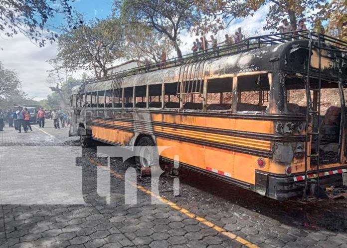 bus-fuego-3 Bus calcinado tras incidente en Nueva Segovia