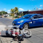 Taxista irrespeta señal de tránsito y provoca accidente en Managua Taxista irrespeta señal de tránsito y provoca accidente en Managua