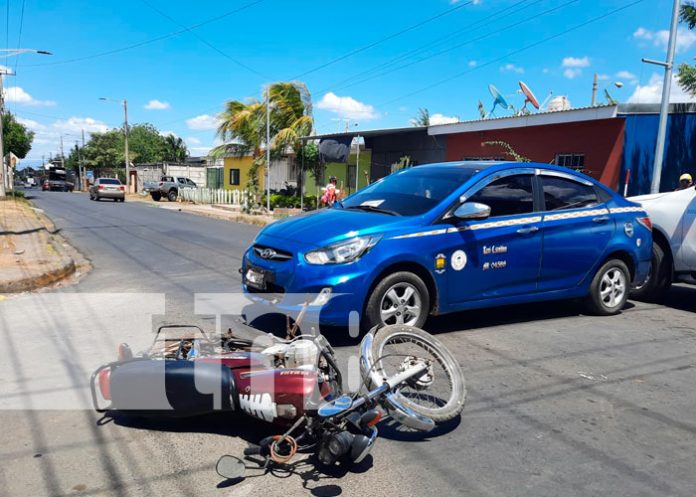 Taxista irrespeta señal de tránsito y provoca accidente en Managua