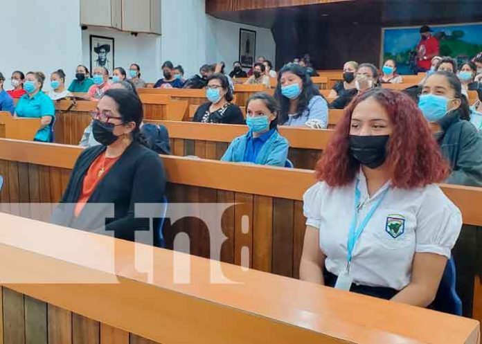 Adolescente en Nicaragua gana premio científico por crear pastillas para limpieza