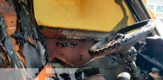 Vehículo calcinado en un barrio de Managua