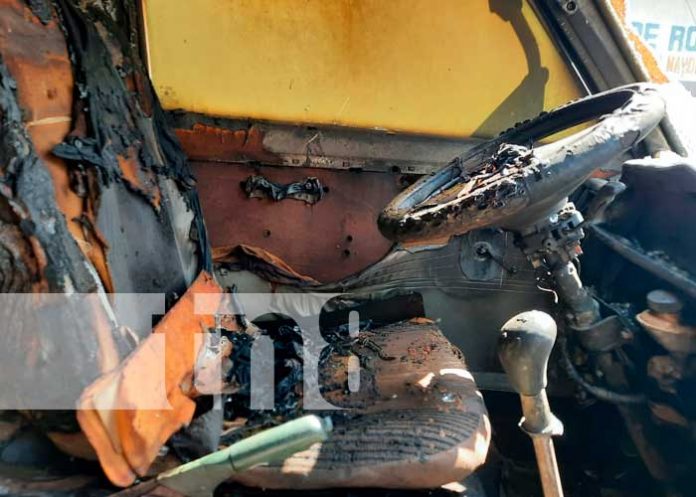 Vehículo calcinado en un barrio de Managua