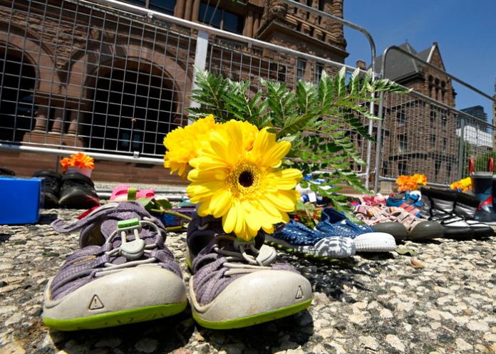 Hallan en Canadá otras 54 tumbas de niños indígenas en antiguos colegios