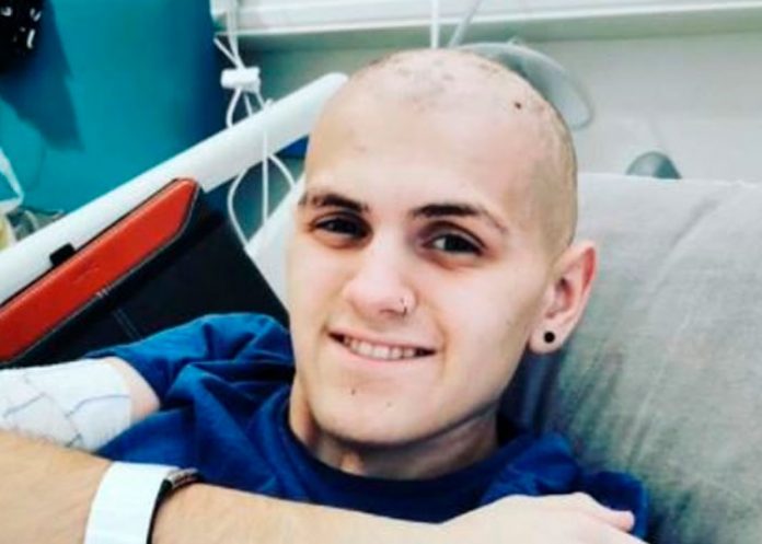 ¡Se ganó el cielo! Joven con cáncer dona sus ahorros a un niño enfermo