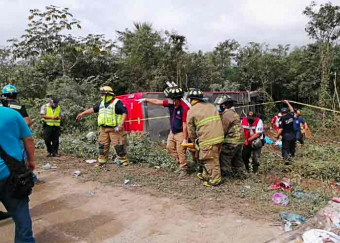 Choque entre autobús turístico y camión de volteo en Cancún deja 8 muertos