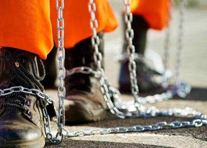 Pelea entre bandas provoca cierre de 120 prisiones federales en Texas