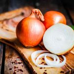 Científicos descubren potente antioxidante en la piel de la cebolla