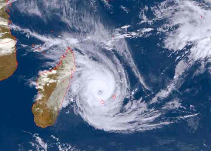 Ciclon Batsirai se acerca a costa este de Madagascar