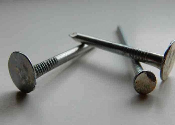 A mujer paquistaní le meten un clavo en la cabeza para que tenga un varón