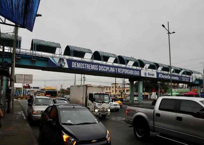 Hombres hallados colgados de un puente peatonal en Ecuador