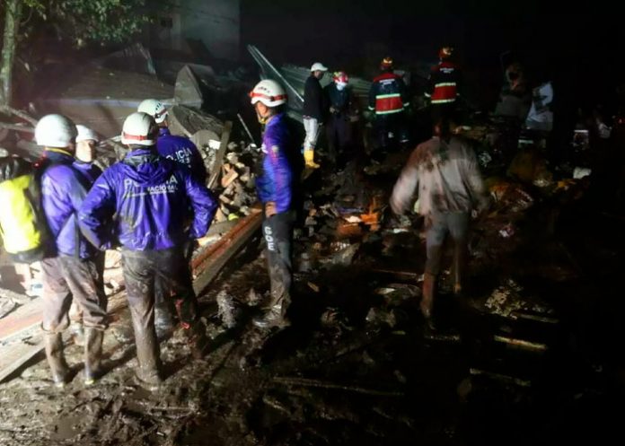 ecuador3 Suben a 14 muertos y 32 heridos por deslizamiento de tierra en Ecuador