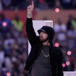 El polémico gesto contra el racismo de Eminem en el Super Bowl