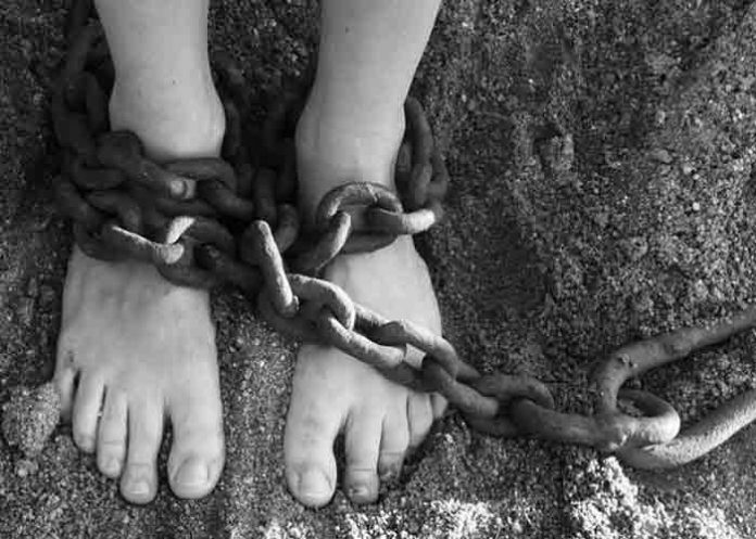 Mujer encadenada por su esposo en China