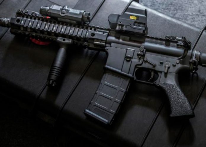 ¡Polémica! Fabrican rifle semiautomático 'para niños' en Estados Unidos