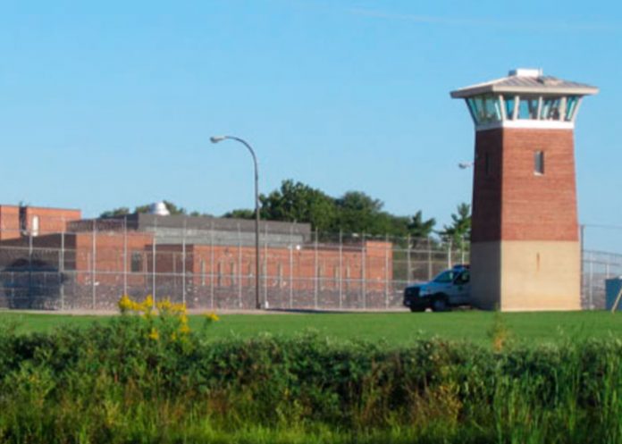 Reos le dan un castigo brutal a líder de porno infantil en Michigan