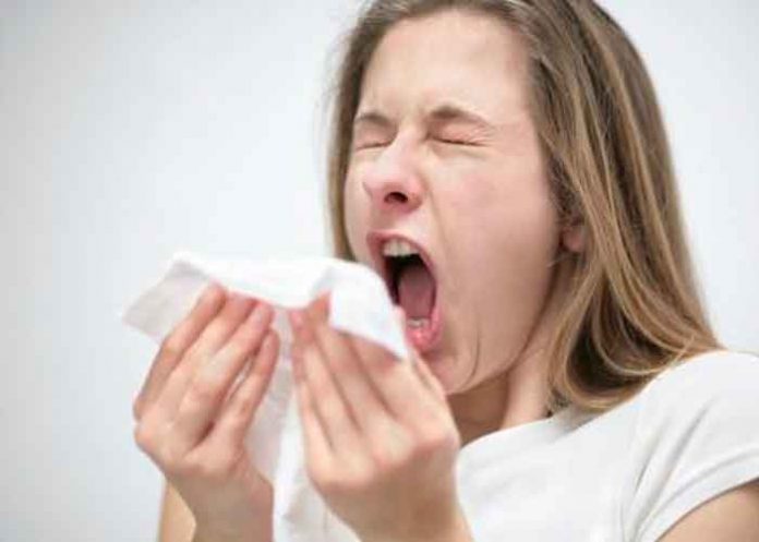 ¿Qué pasa si estornudas con los ojos abiertos?