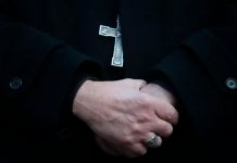 A podrirse en la cárcel sacerdote que drogó y violó a mujer en Florida