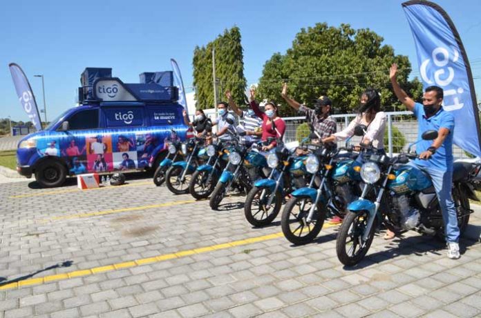 Felices ganadores de promoción en Tigo Nicaragua